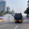 PMJ Kerahkan 4 Mobil Water Cannon Semprot Jalan Protokol Kurangi Dampak Polusi Udara  