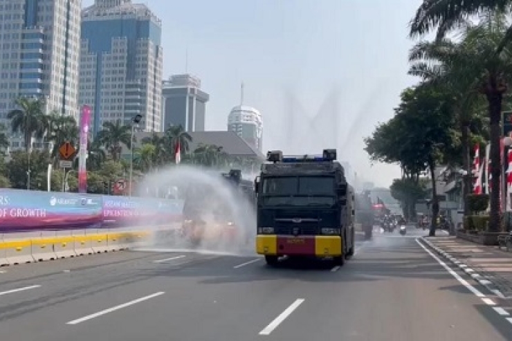 PMJ Kerahkan 4 Mobil Water Cannon Semprot Jalan Protokol Kurangi Dampak Polusi Udara  