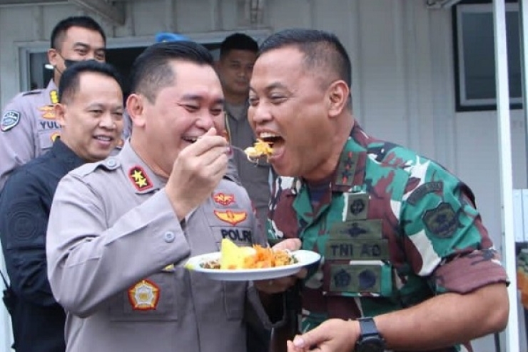 Kapolda Metro Jaya Beri Suprise Kepada Pangdam Jaya di Hari Ulang Tahun TNI Ke-77