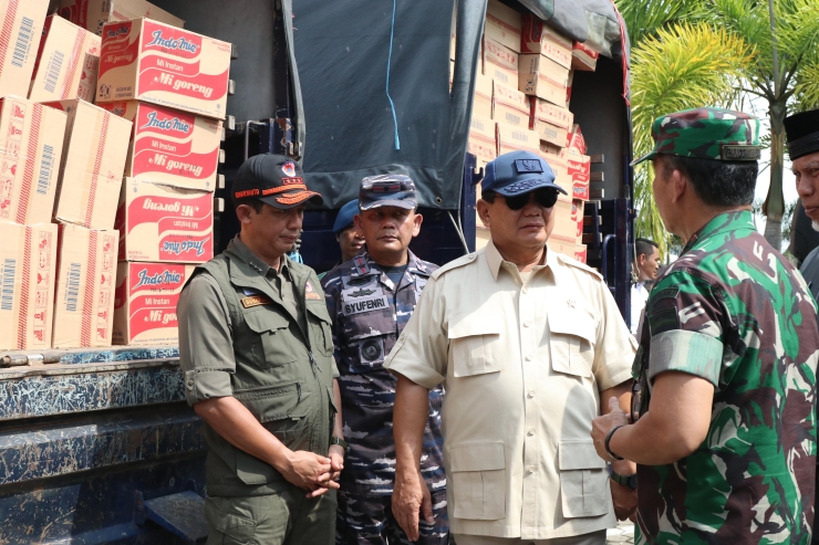 Prabowo Berikan Bantuan Korban Banjir Bandang di Sumbar