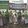 Persit Kodim 0501/JP Panen Sayur Mayur dari Kebun di Atas Aspal