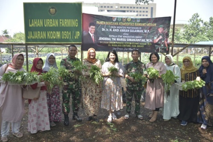 Persit Kodim 0501/JP Panen Sayur Mayur dari Kebun di Atas Aspal