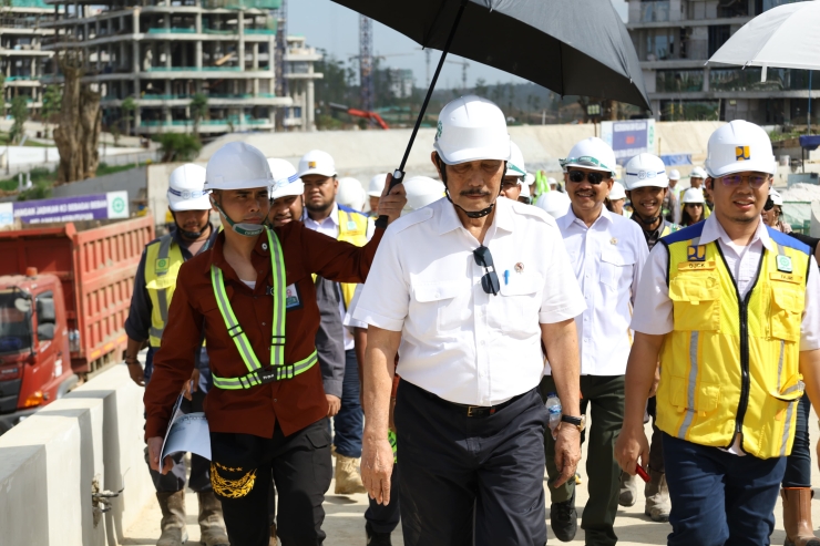 Luhut Tinjau Progres  Jalan Tol dan Persiapan Upacara HUT Ke-79 RI di IKN