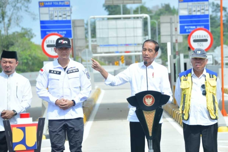 AHY Dampingi Jokowi Resmikan Tol Bangkinang-XIII Koto Kampar