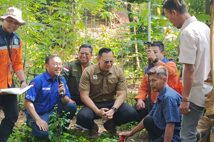 AHY Saksikan Langsung Pengukuran Tanah Warga