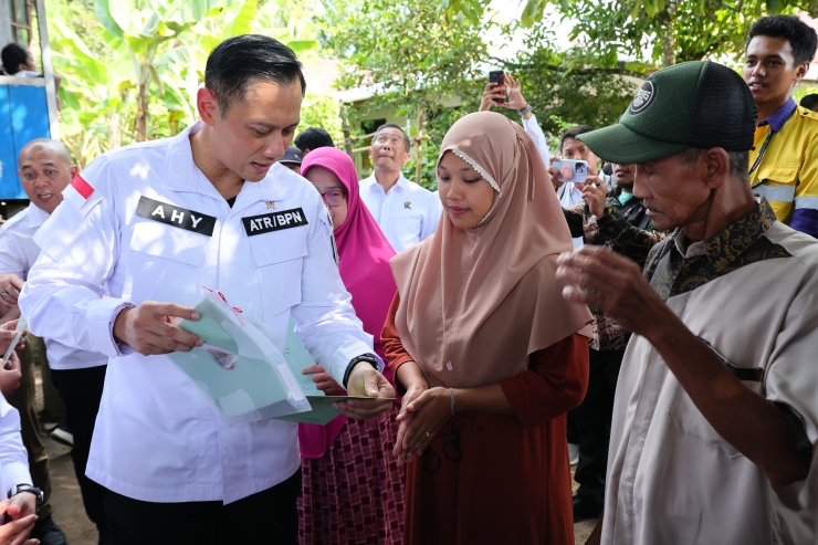 AHY  Serahkan Langsung 9 Sertifikat ke Tangan Pemilik