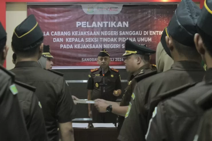 Lantik Dua Pejabat Baru, Kajari Sanggau Ingatkan Terus Tingkatkan Layanan Masyarakat