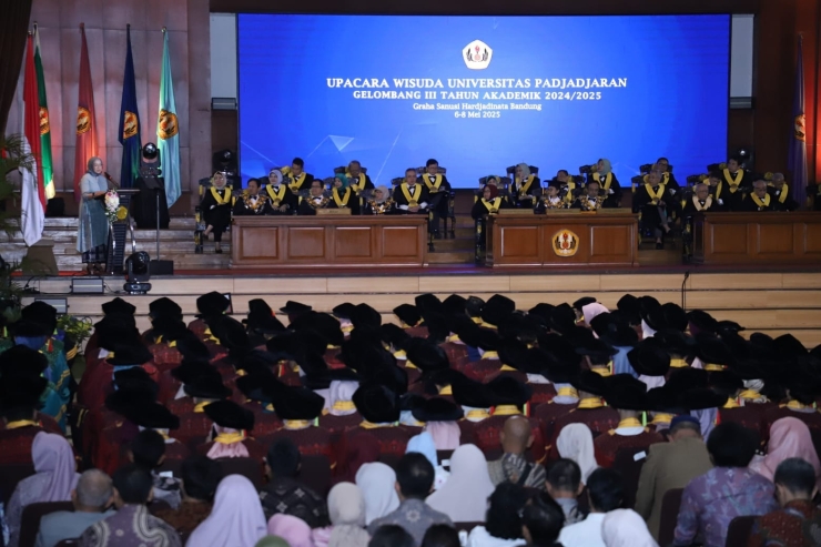 Menteri PANRB Rini Widyantini Kembali ke UNPAD, Ajak Wisudawan Hadapi Dunia dengan Keteguhan Hati