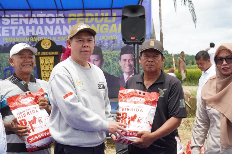 Ketua DPD RI Serahkan Bantuan Benih dan Alsintan untuk Petani Bengkulu