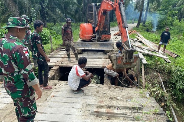 Hidupkan Kembali Akses Perekonomian Warga, Satgas Yonif 133/BRS Perbaiki Jembatan di Keerom