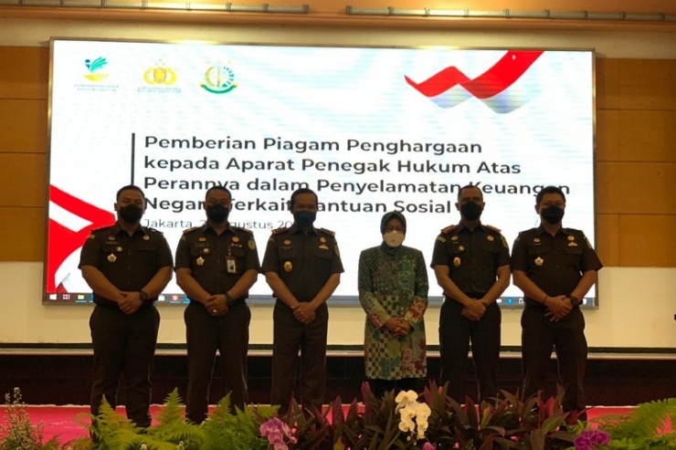 Komitmen Berantas Korupsi, Kajati Kalbar Terima Penghargaan