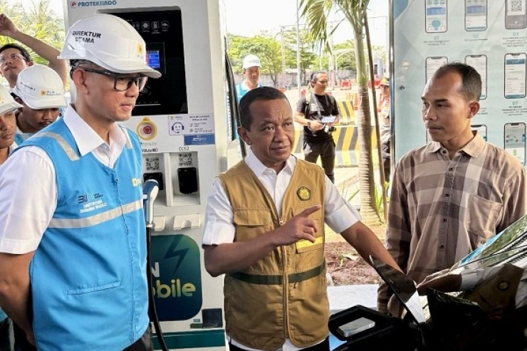 Kunjungi SPKLU di Banten, Menteri ESDM Apresiasi Kesiapan PLN Sambut Mudik Lebaran 2025