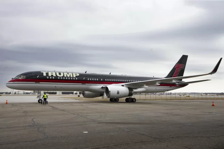 Jet Pribadi Milik Trump Tabrak Pesawat Lain di Bandara Florida