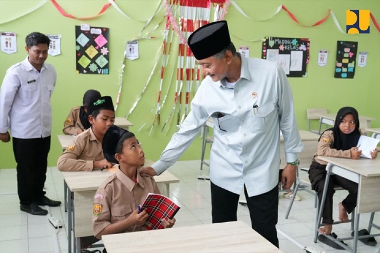 Dari Surat untuk Presiden hingga Kisah Bahagia Siswa: Potret Kunjungan Menteri PU di Sekolah Rakyat Terintegrasi 1 Cirebon