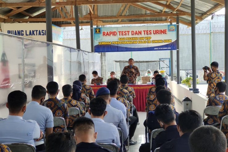 Pegawai dan Warga Binaan di Lembaga Pemasyarakatan Kelas IIB Gunung Sugih Lakukan Rapid Test dan Test Urin