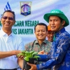 Heru Budi Serahkan 1 Juta Bibit Sayur dan 18 Ton Pupuk ke Petani di Jaksel