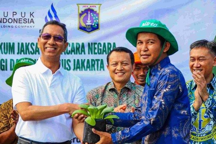 Heru Budi Serahkan 1 Juta Bibit Sayur dan 18 Ton Pupuk ke Petani di Jaksel