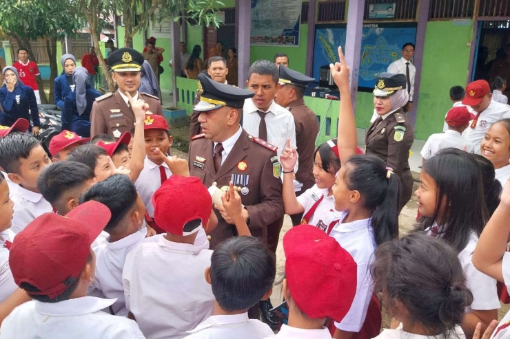 Hadir di Perbatasan, Kejari Sanggau Bantu Pelajar dan Guru Honorer SD Negeri 03 Sontas