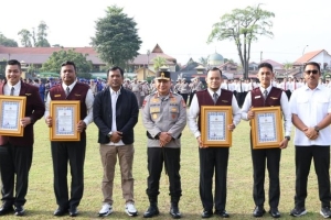 Berhasil Cegah Narkoba di Bandara, Kapolda Riau Beri Penghargaan Empat Petugas Avsec 