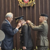 Berjasa Tingkatkan Kerja Sama Militer, Kasad Terima Medali Kehormatan dari Singapura